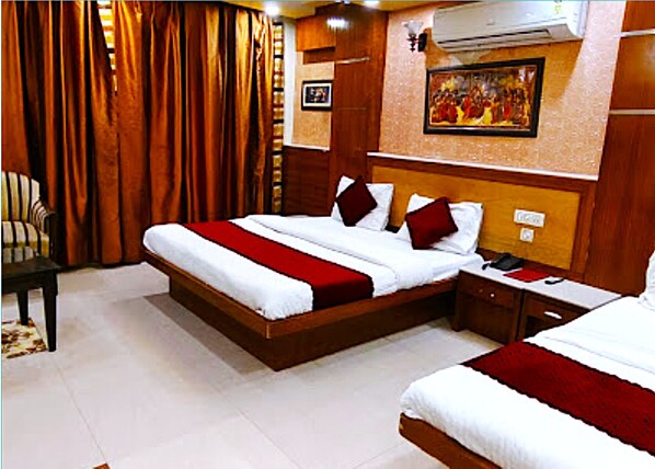Quadruple Room | Desk, rollaway beds, free WiFi, bed sheets