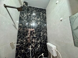 Shower, towels, soap, shampoo - Bhavana Bhawan (Vrindavan)