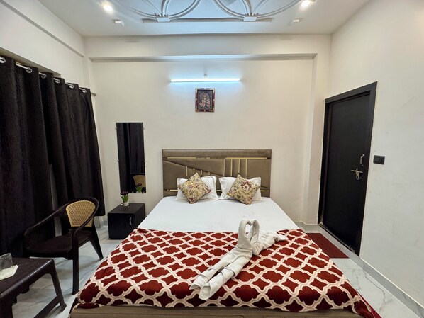 Deluxe Double Room | Desk, laptop workspace, free WiFi - Bhavana Bhawan (Vrindavan)