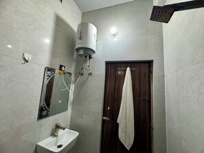 Shower, towels, soap, shampoo - Hotel Bhavna Bhawan 800 m from Prem Mandir (Vrindavan)
