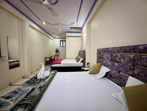 Family Room | Desk, laptop workspace, free WiFi