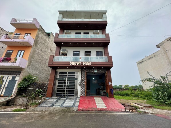 Front of property - Hotel Bhavna Bhawan 800 m from Prem Mandir (Vrindavan)