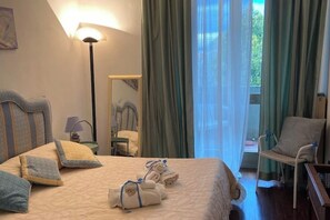 4 bedrooms, iron/ironing board, Internet, bed sheets