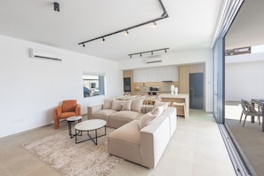 Villa, 5 Bedrooms, Private Pool, Garden View | Living room