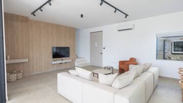 Villa, 5 Bedrooms, Private Pool, Garden View | Living room