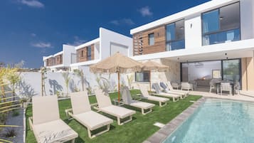 Vila, 5 quartos, piscina particular, vista para o jardim | Piscina | Piscina externa