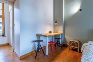 Strykjärn/strykbräda, wi-fi och sängkläder