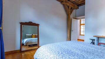 2 slaapkamers, een bureau, een strijkplank/strijkijzer, reisbedje