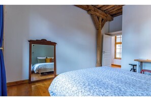 2 Schlafzimmer, Schreibtisch, Bügeleisen/Bügelbrett, Reisekinderbett