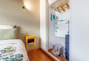 2 habitaciones, tabla de planchar con plancha, wifi y ropa de cama 