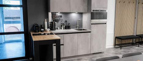 Réfrigérateur, four à micro-ondes, surface de cuisson, lave-vaisselle