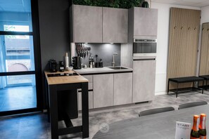 Kühlschrank, Mikrowelle, Herdplatte, Geschirrspüler