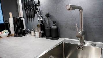 Kühlschrank, Mikrowelle, Herdplatte, Geschirrspüler