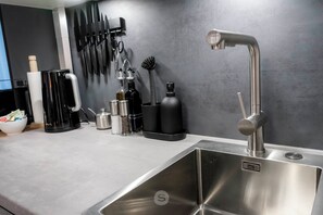 Kühlschrank, Mikrowelle, Herdplatte, Geschirrspüler