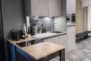 Køleskab, mikrobølgeovn, kogeplade, opvaskemaskine