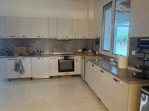 Rumah, beberapa kamar, kolam renang pribadi, pemandangan kebun | Interior