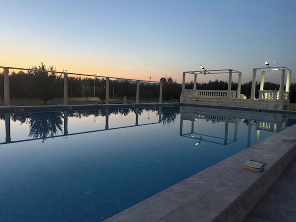 Maison, plusieurs chambres, piscine privée, vue jardin | Piscine | Piscine extérieure
