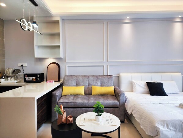 Condo, 1 Bedroom, Accessible, Balcony | Living room