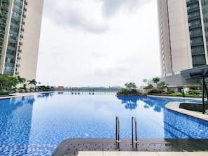 คอนโด, 1 ห้องนอน, พร้อมสิ่งอำนวยความสะดวกสำหรับผู้พิการ, ระเบียง | สระว่ายน้ำ | สระว่ายน้ำกลางแจ้ง