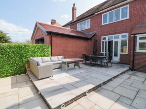 Cottage | Outdoor dining - Sea's The Day (Filey)