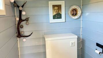 Cabin, 5 Bedrooms, Smoking, Patio | Bathroom amenities
