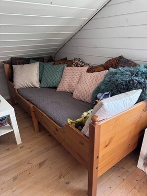 Cabin, 5 Bedrooms, Smoking, Patio | Living area | Books