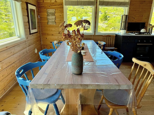 Cabane, 5 chambres, fumeurs, patio | Salle à manger