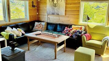 Cabin, 5 Bedrooms, Smoking, Patio | Living room | Books