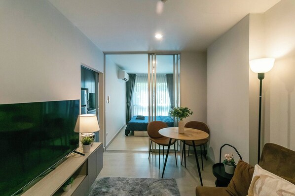 Shared Dormitory, 1 Bedroom, Balcony | Living room