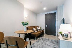 Dormitorio compartido, 1 habitación, balcón | Sala de estar
