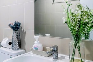 Slaapzaal, 1 slaapkamer, balkon | Badkamer