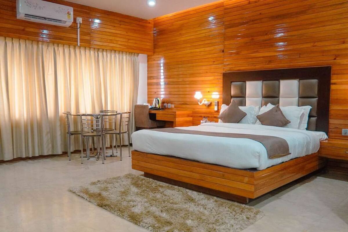 Elite Room | Peralatan tempat tidur premium, meja, ruang kerja komputer riba
