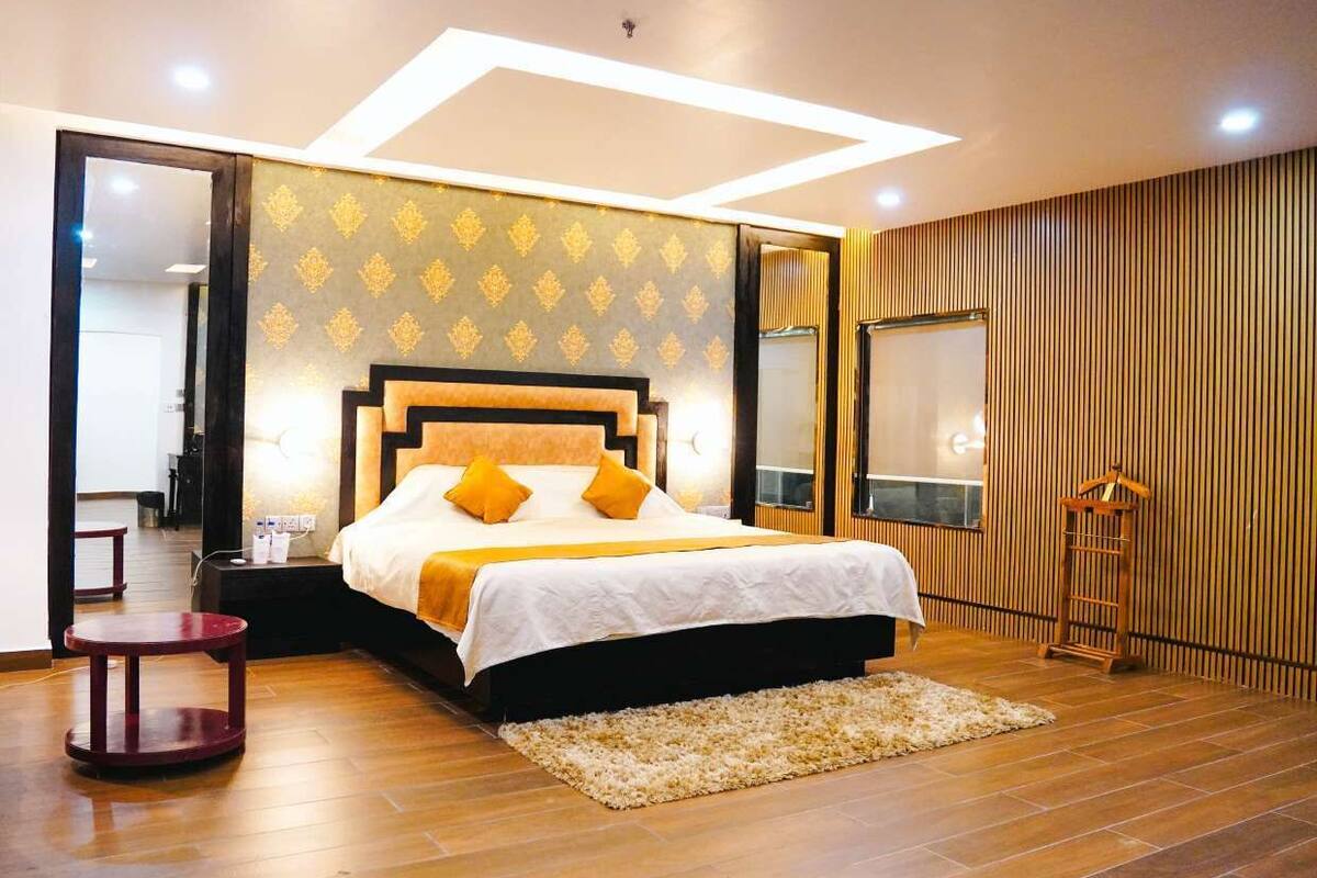 Grand Studio Suite | Peralatan tempat tidur premium, meja, ruang kerja komputer riba