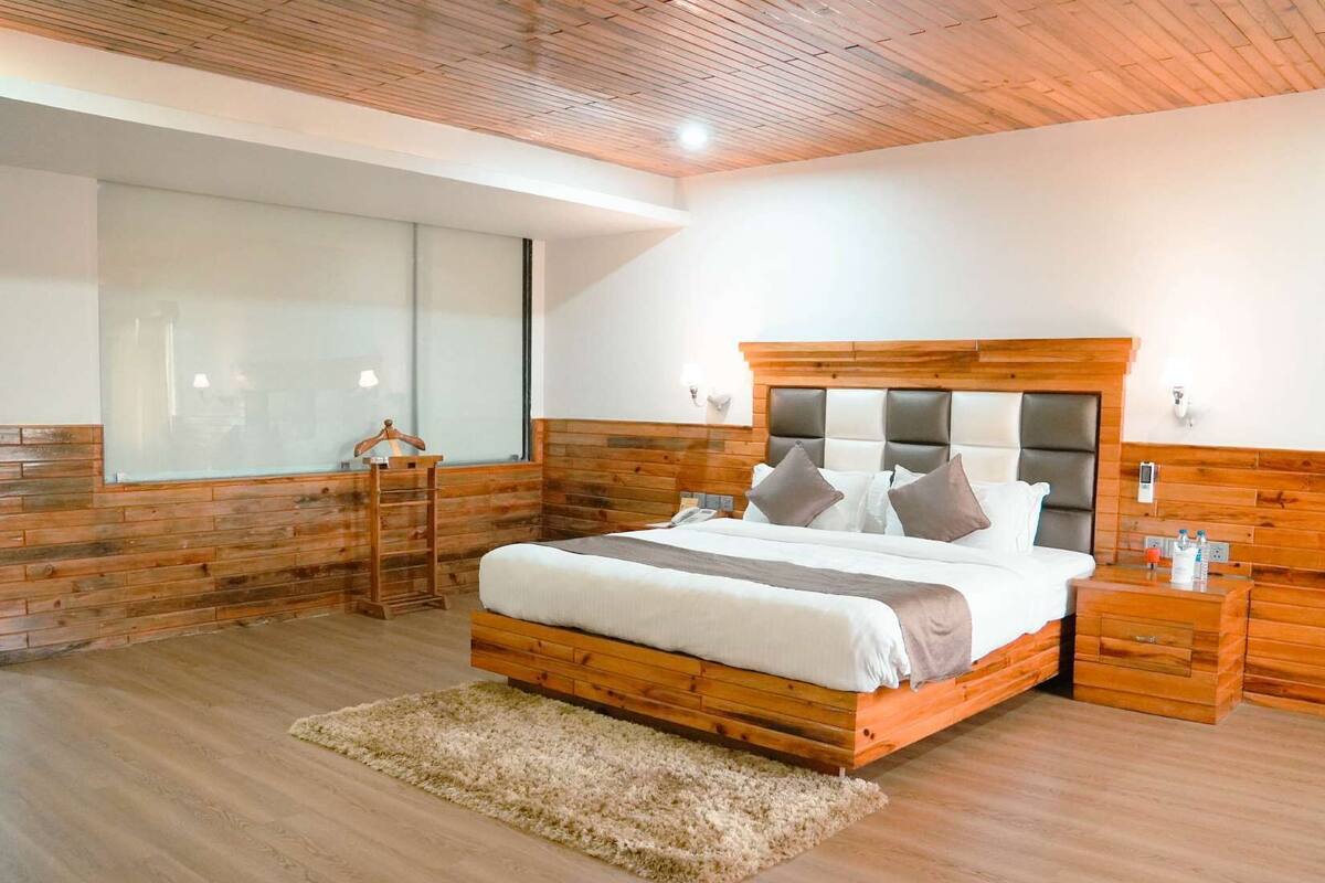 Executive Studio Suite | Peralatan tempat tidur premium, meja, ruang kerja komputer riba