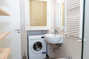 Douche, sèche-cheveux, bidet, serviettes fournies