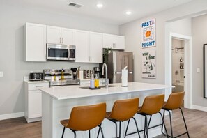 冷蔵庫、電子レンジ、オーブン、コンロ