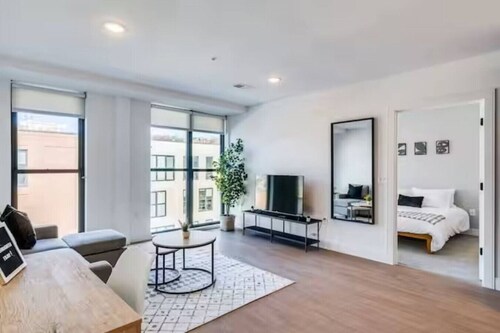 Downtown 2 Bedrooms – Steps from Dining & Offices