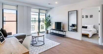 Downtown 2 Bedrooms – Steps from Dining & Offices