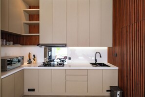 Villa clásica, 3 habitaciones, piscina privada | Cocina privada | Horno, placa de cocina y utensilios de cocina