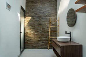 Villa clásica, 3 habitaciones, piscina privada | Baño | Ducha, secador de pelo, toallas y jabón