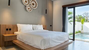Biệt thự phong cách cổ điển, 3 phòng ngủ, hồ bơi riêng | Bàn, khu vực làm việc phù hợp cho laptop