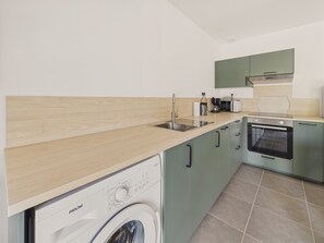 Fridge, microwave, oven, dishwasher - Apartment in St-Jean-de-Mont for 4 - Garden (Saint-Jean-de-Monts)