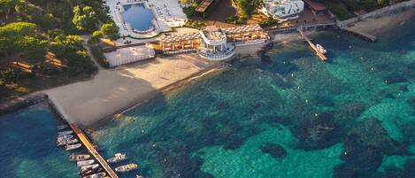 Rannalla, valkoista hiekkaa