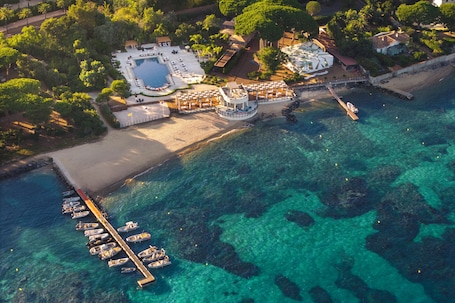 En la playa, arena blanca. COMO Le Beauvallon