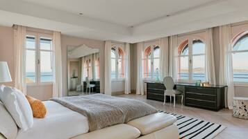 COMO Suite | Hypo-allergenic bedding available, in-room safe, laptop workspace
