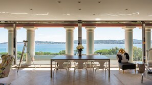 Presidential-Suite (Sky) | Wohnbereich | 32-Zoll-Fernseher mit Digitalempfang, Kinderspielzeug