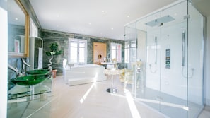 Articles de toilette de luxe, sèche-cheveux, peignoirs, chaussons