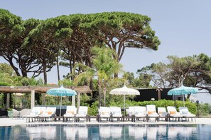Outdoor pool, pool umbrellas, sun loungers