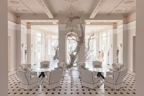 Lobby lounge
