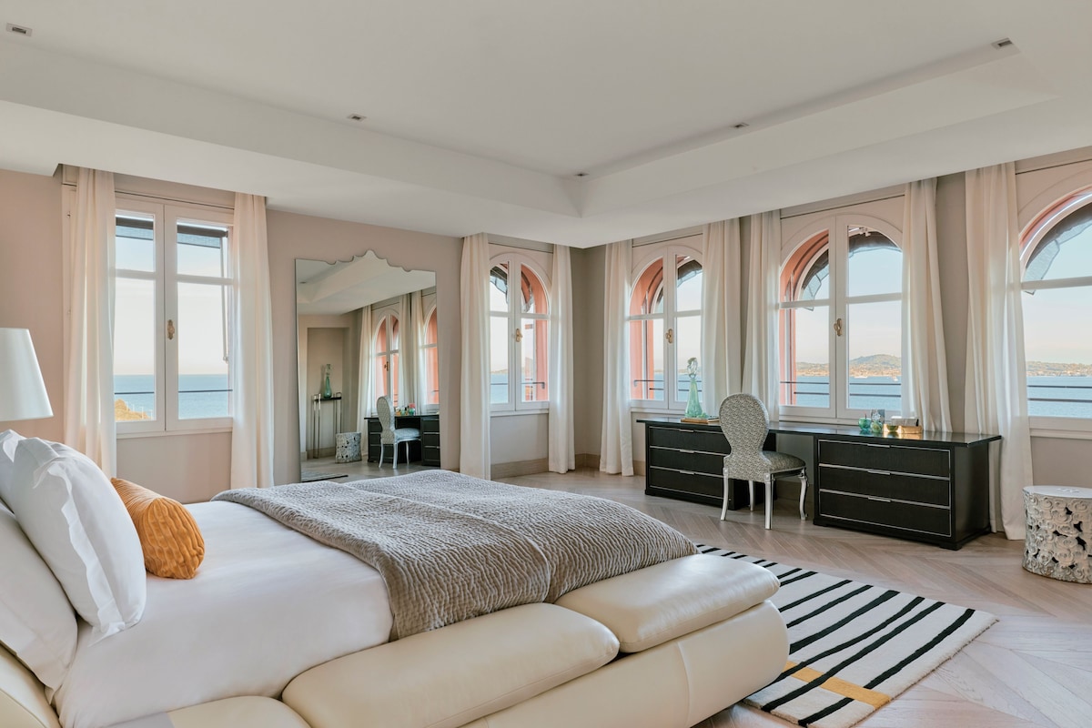 COMO Suite | Ropa de cama hipoalergénica y caja de seguridad en la habitación